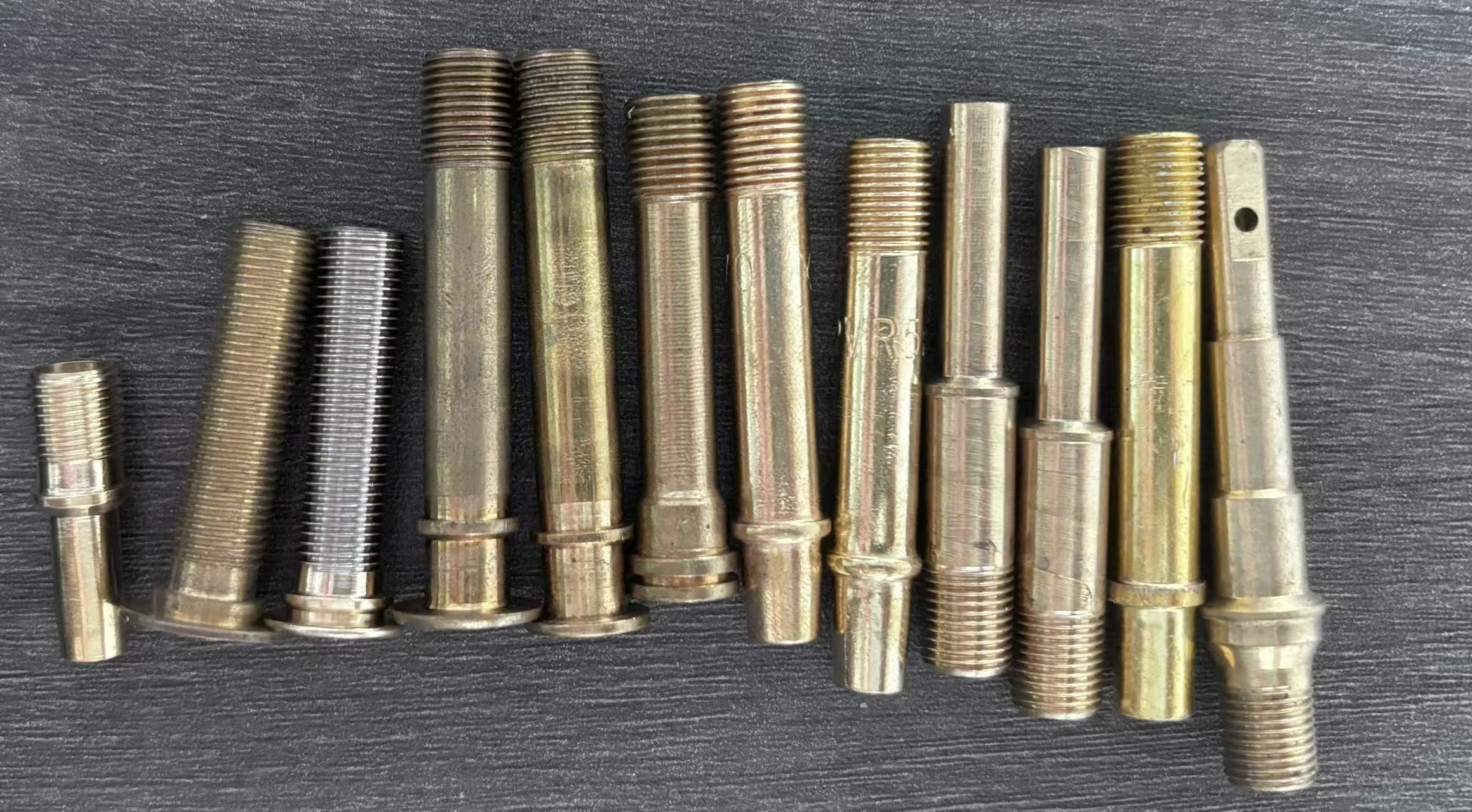 氣門嘴光學(xué)篩選機(jī)：精準(zhǔn)檢測(cè)，提升品質(zhì)與生產(chǎn)效率